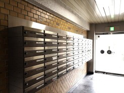 整然と並ぶメールボックスが、規則正しい暮らしを予感させます。