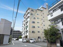 落ち着いた街並みに調和する、心地よい暮らしが始まる場所。