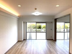 穏やかな光が満ち、心地よい広がりを感じさせる空間。