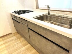 上質な空間を演出する、洗練されたデザインのキッチン。