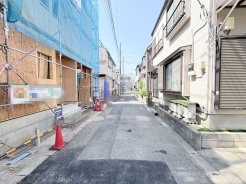 落ち着いた住宅街の風景に溶け込み、日常の静けさが漂う住環境が整っています。