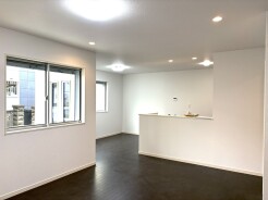 広々とした空間に、落ち着いたトーンの床材が調和する住まい