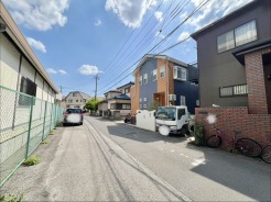 車通りの少ない閑静な住宅地、のびのびした子育てに適します。
