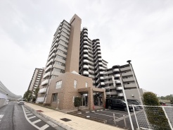 開放感あふれる空へと広がる、洗練された印象の集合住宅。