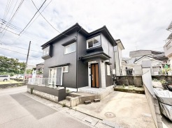 洗練されたダークトーンの外観が街並みに静かに馴染み、落ち着いた佇まいを感じさせる住まいです。
