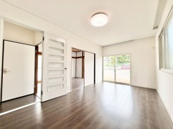 深みのある色合いの床と白い壁が調和し、住まう人の個性を活かせる静かで落ち着いた空間が広がります。