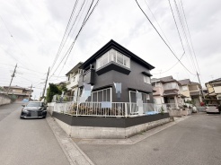 重厚感ある黒い外壁が洗練された印象を与える住まい