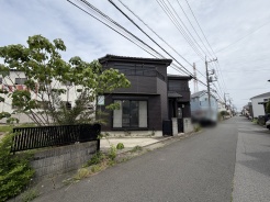 緑豊かな木々が隣接する、落ち着いた佇まいの邸宅。