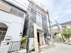 静かな街並みに調和する、穏やかな佇まい