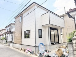 洗練されたコントラストが美しい外観で、街並みに心地よく溶け込む穏やかな佇まいです。