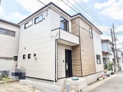 洗練された素材使いが際立つ、モダンで落ち着きのある外観が日々の暮らしに心地よさを添えてくれます。