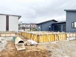 建ち上がる住まいの礎、確かな未来を築く空間。