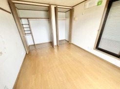 木の温もりと開放感あふれる、広々とした空間