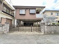 幅員こそやや狭くても、その分交通量が少なくて安心。
