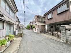 車通りの少ない閑静な住宅地、のびのびした子育てに適します。
