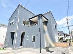 モダンな外観に、心地よい広がりを感じさせる住まい。