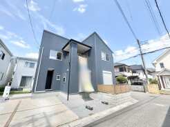 青い空の下、落ち着いた佇まいが心地よい住まい