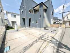 青空の下、洗練された住まいが穏やかな日常を予感させます