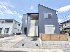 落ち着いた佇まいが、心地よい日々を彩ります。