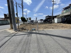 広がる空の下、心地よい風が吹き抜ける開放的な立地。