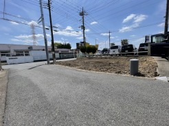 広々とした青空の下、整然と並ぶ車列が日々の暮らしを支える。