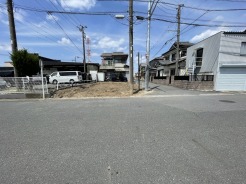 青空と建物のコントラストが、澄んだ空気感を感じさせる街並み