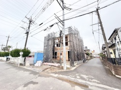新しい暮らしの骨組みが形作られていく、閑静な住宅街での建築風景です。