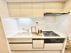 清潔感あふれる空間で、料理の時間が楽しくなるキッチン