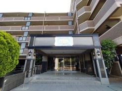 緑豊かな並木道に佇む、風格あるエントランス。