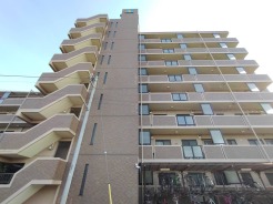 窓の外に広がる開放的な空間が、穏やかな日々を演出します。