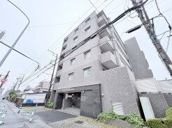 静かで落ち着いた街並みに調和する、洗練された外観。