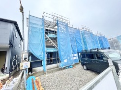 完成へ向けて着実に歩みを進める住まいの姿に、新しい暮らしの予感が高まります。