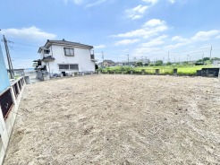 空が広く開放的な環境で、のびのびとした暮らしを想像させてくれる心地よい空間です。