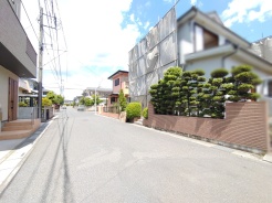 車通りが少なく静かな街並みです