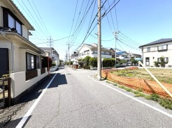 見慣れた道が、心地よい静けさであなたを包み込みます。