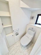 トイレのような小スペースだからこそ、ちょっとした収納が嬉しいポイント。もちろんウォシュレット機能付きです。
