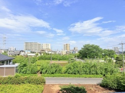 低層階ながら自然豊かな眺望が楽しめます