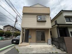 落ち着いた色調で、穏やかな暮らしを予感させる住まい