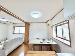 木目調の温かみと、心地よい空間の広がりを感じさせるリビング。