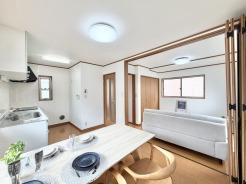 空間に穏やかな光が満ち、心地よい暮らしを予感させる住まい
