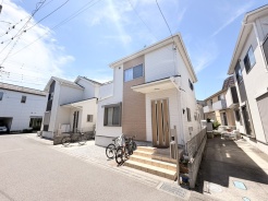 澄み渡る青空の下、穏やかな時間が流れる住まい。