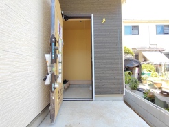日々の暮らしの起点となる、シンプルで実用性を備えた端正な佇まいが魅力の空間です。