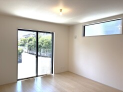 無駄を削ぎ落としたシンプルな空間が、住まう方の感性に寄り添い、穏やかな暮らしのベースを整えてくれます。