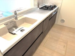 洗練された色使いが調和を生み出し、日々の暮らしに心地よいリズムを添えてくれる佇まいです。