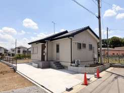 穏やかな街並みに溶け込む、端正で落ち着いた佇まいの住まいです。