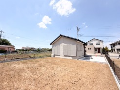 開放的な空の下、ゆとりある敷地が日々の暮らしに心地よい静けさと広がりをもたらします。
