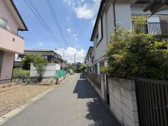 幅員の狭い道ですが、車通りの少ない住宅街に立地してます。
