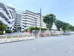 空の広がりと穏やかな緑が調和する、開放感あふれる健やかな住環境がここにあります。