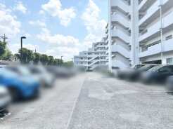 青い空と白い建物が調和する、開放的で落ち着いた住まいの周辺環境です。
