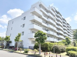 青空に映える白亜の外観が、街並みの中で穏やかな存在感を放ち、心地よい暮らしの予感をもたらします。